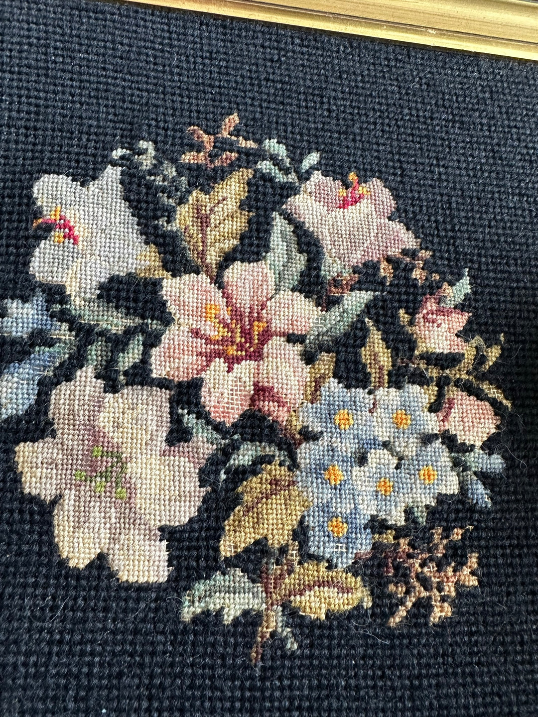 Broderie bouquet de fleurs roses et bleues dans cadre carré doré