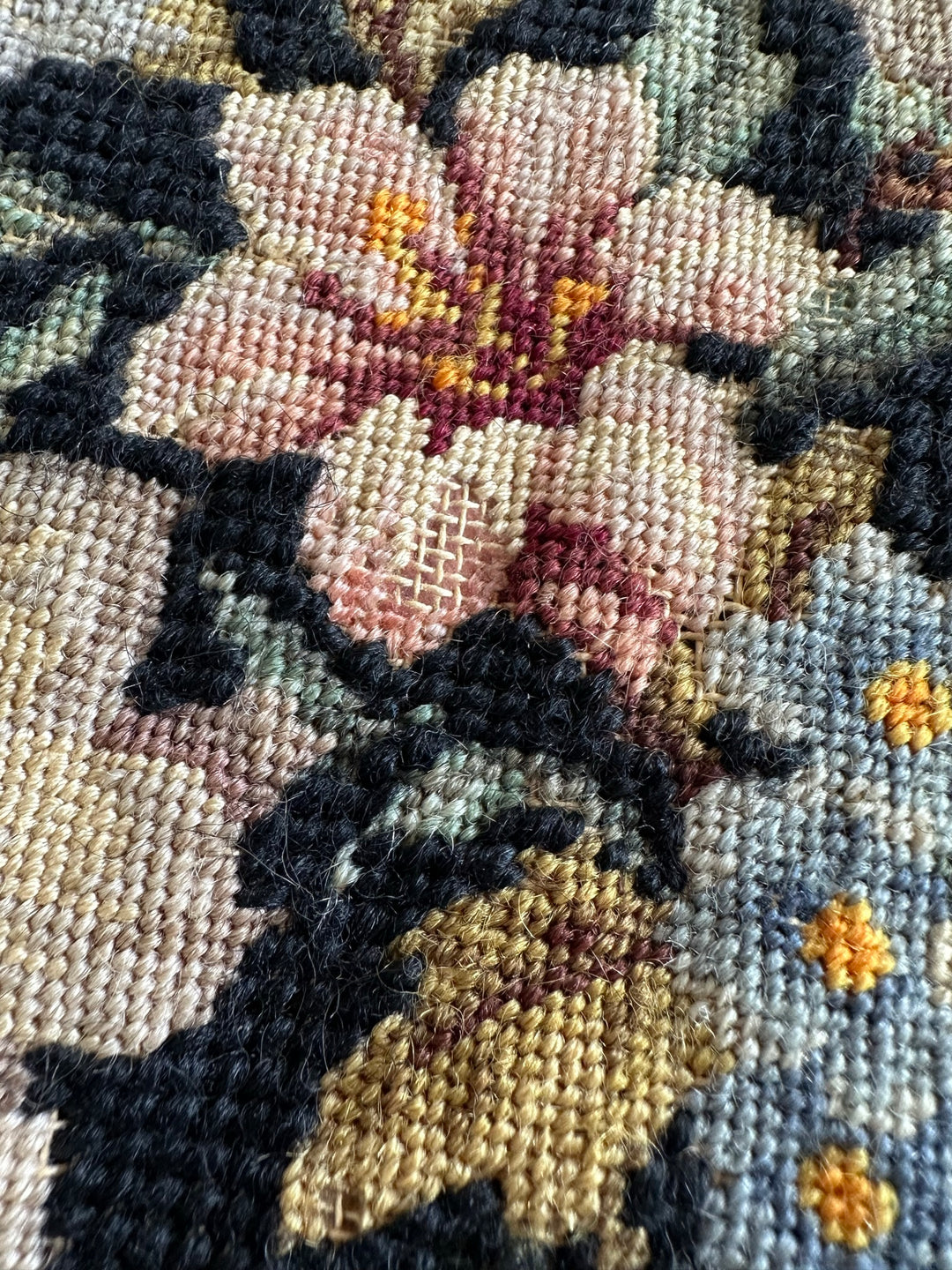 Broderie bouquet de fleurs roses et bleues dans cadre carré doré