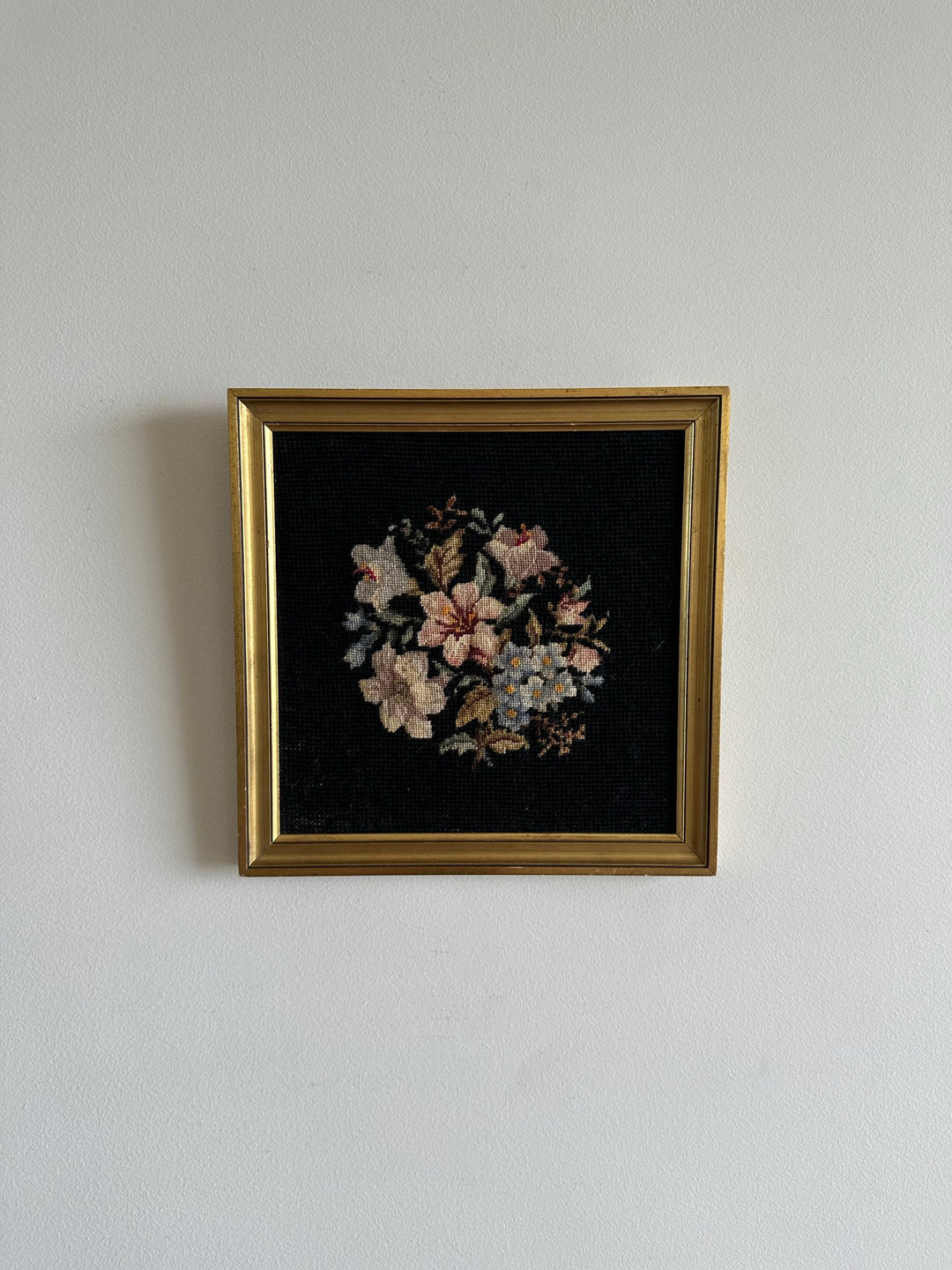 Broderie bouquet de fleurs roses et bleues dans cadre carré doré