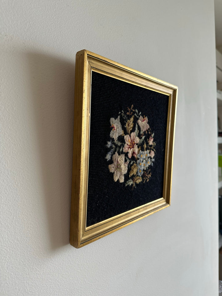 Broderie bouquet de fleurs roses et bleues dans cadre carré doré