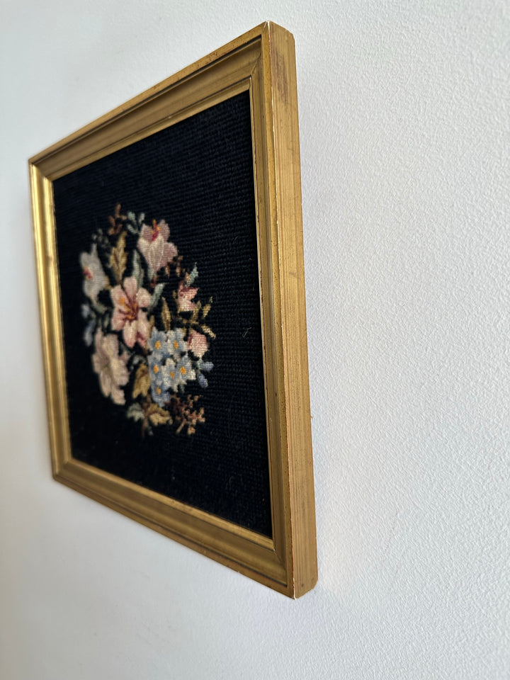 Broderie bouquet de fleurs roses et bleues dans cadre carré doré