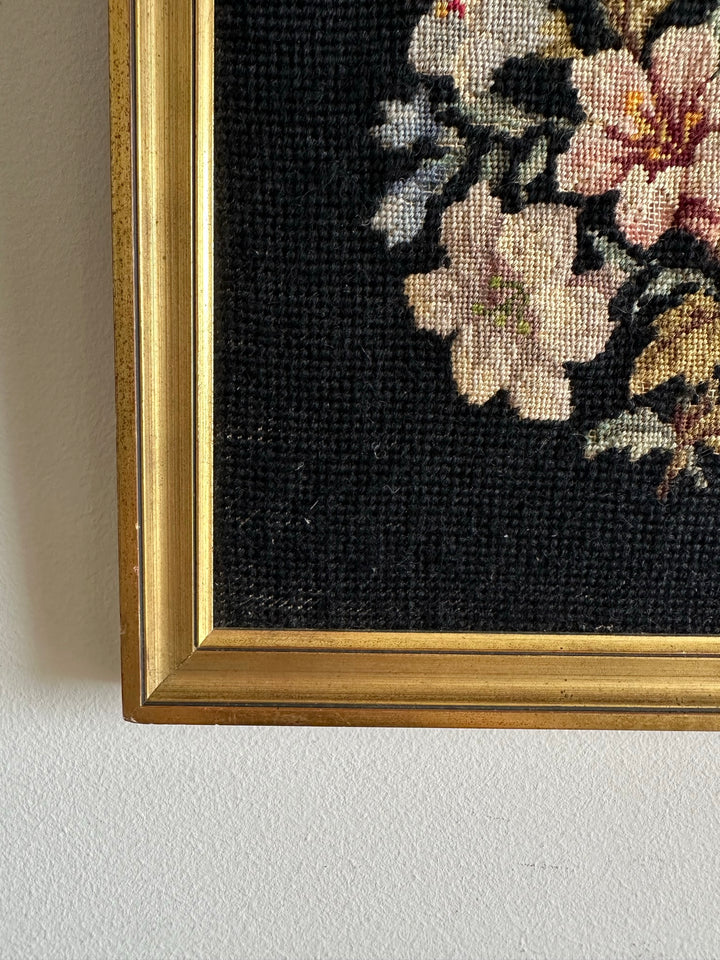 Broderie bouquet de fleurs roses et bleues dans cadre carré doré