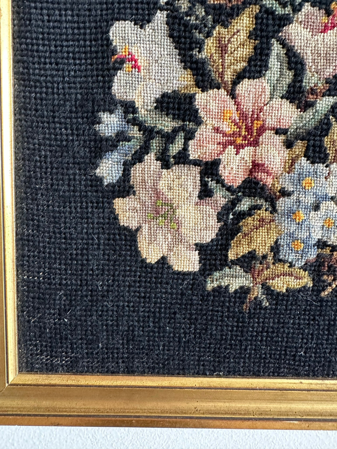 Broderie bouquet de fleurs roses et bleues dans cadre carré doré
