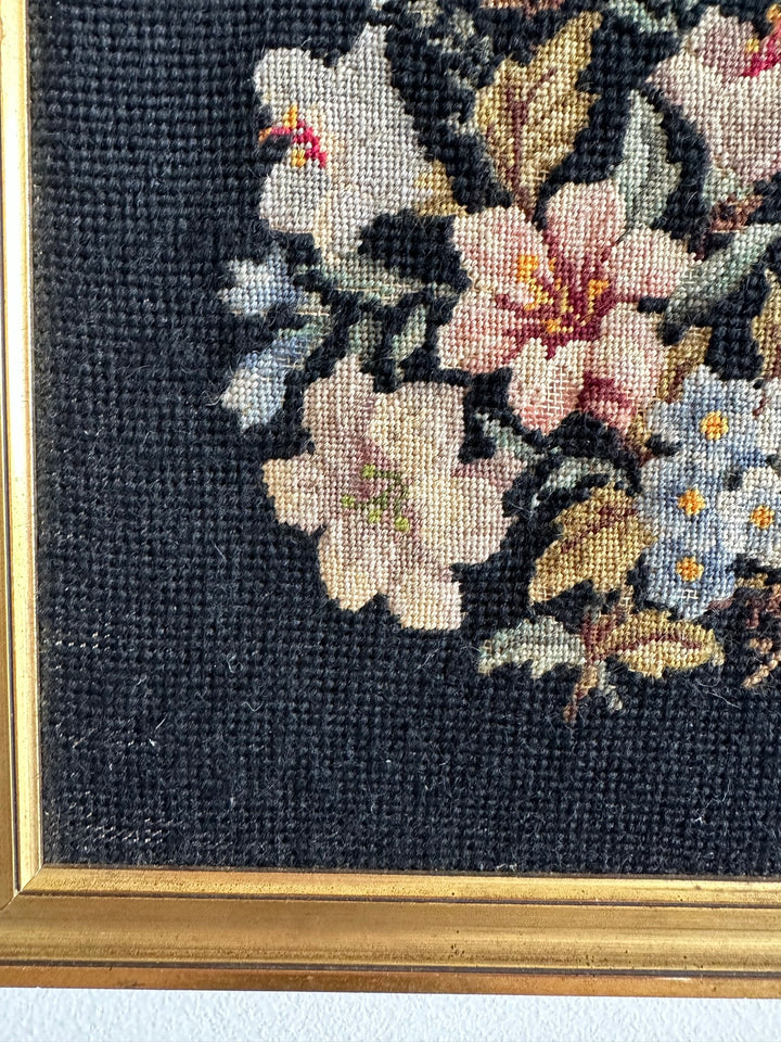 Broderie bouquet de fleurs roses et bleues dans cadre carré doré