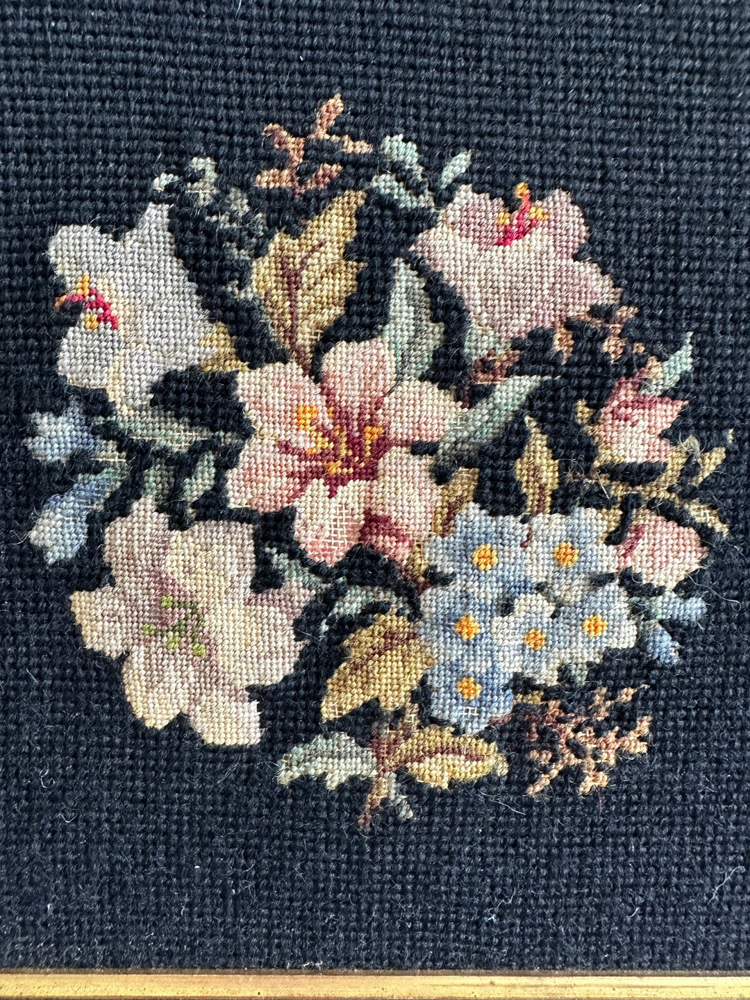 Broderie bouquet de fleurs roses et bleues dans cadre carré doré