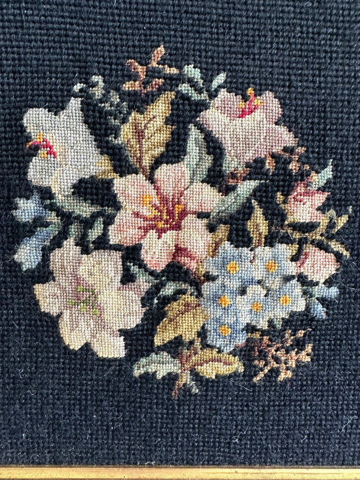 Broderie bouquet de fleurs roses et bleues dans cadre carré doré