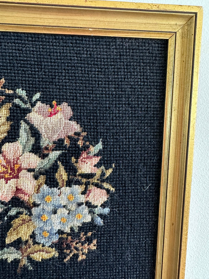 Broderie bouquet de fleurs roses et bleues dans cadre carré doré