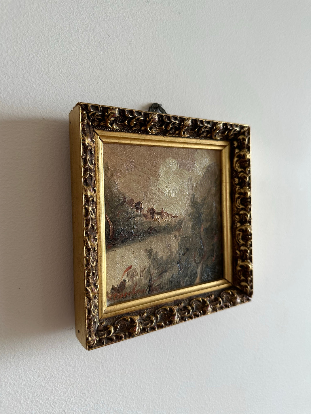 Peinture impressionniste village et rivière dans cadre en bois doré moulé