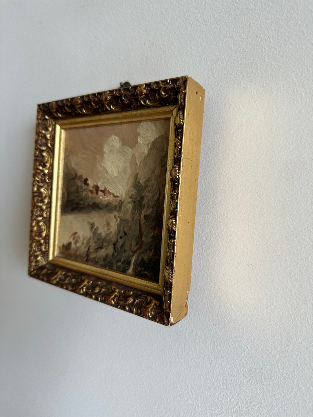 Peinture impressionniste village et rivière dans cadre en bois doré moulé