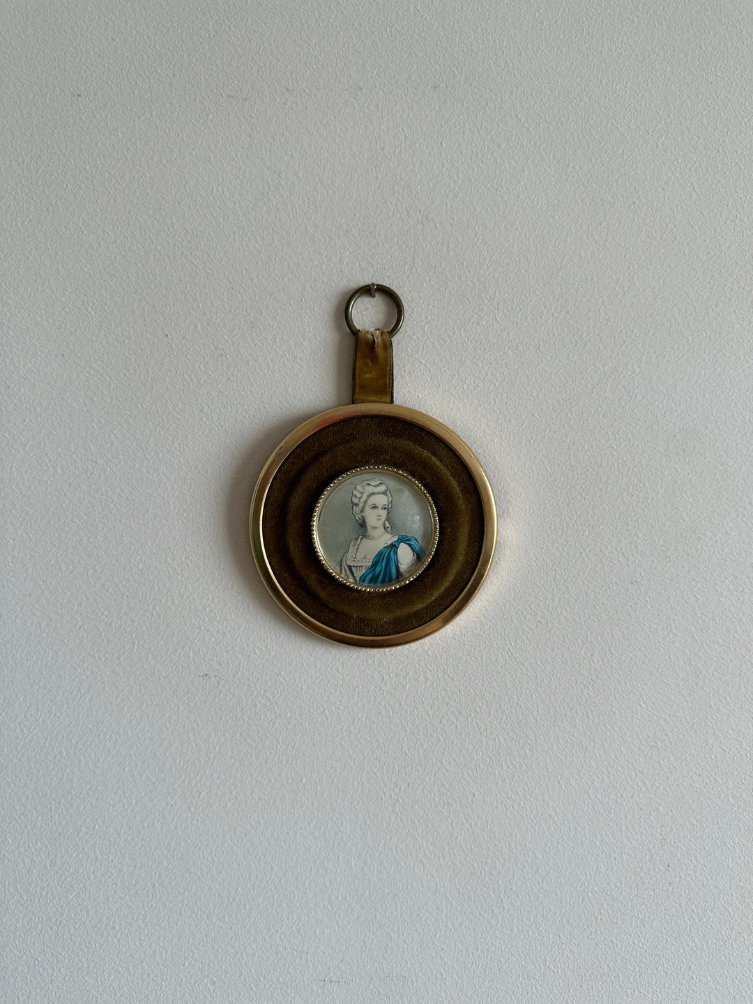 Médaillon velours vert bouteille cerclé de doré portrait jeune femme