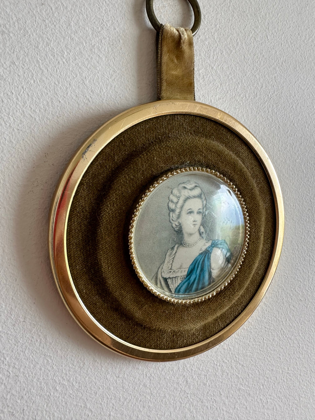 Médaillon velours vert bouteille cerclé de doré portrait jeune femme