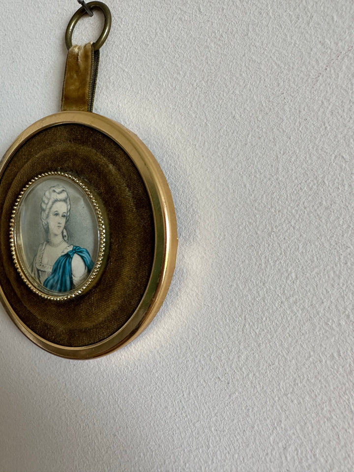 Médaillon velours vert bouteille cerclé de doré portrait jeune femme