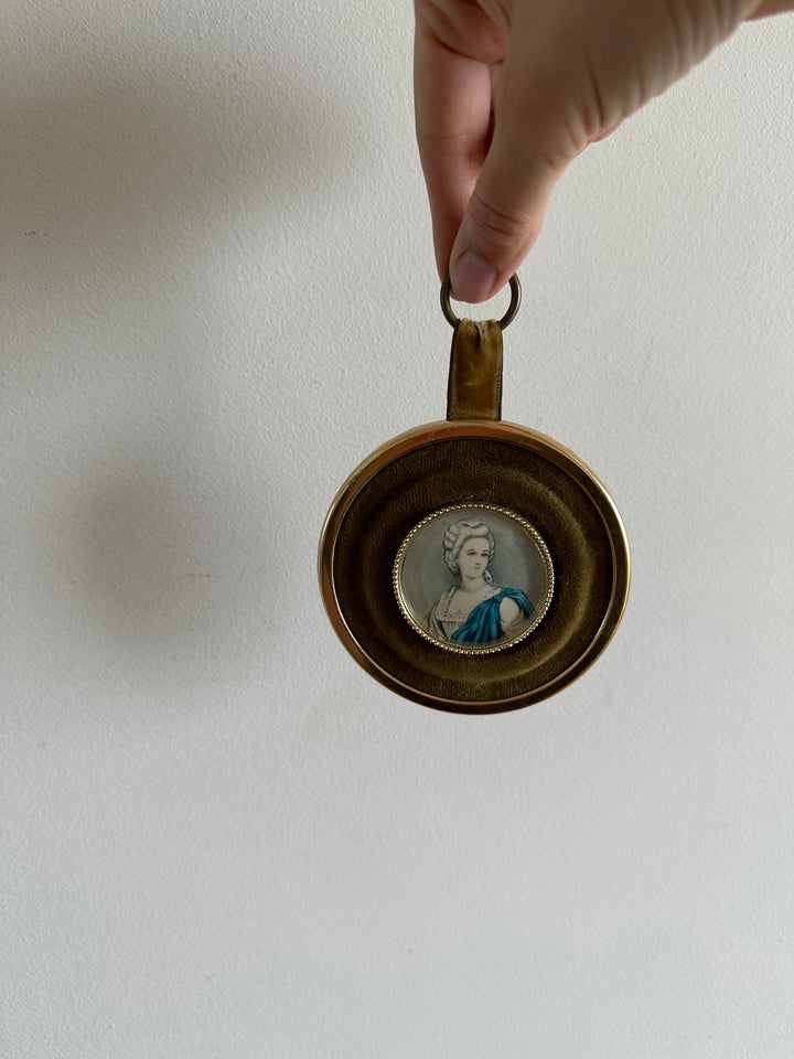 Médaillon velours vert bouteille cerclé de doré portrait jeune femme
