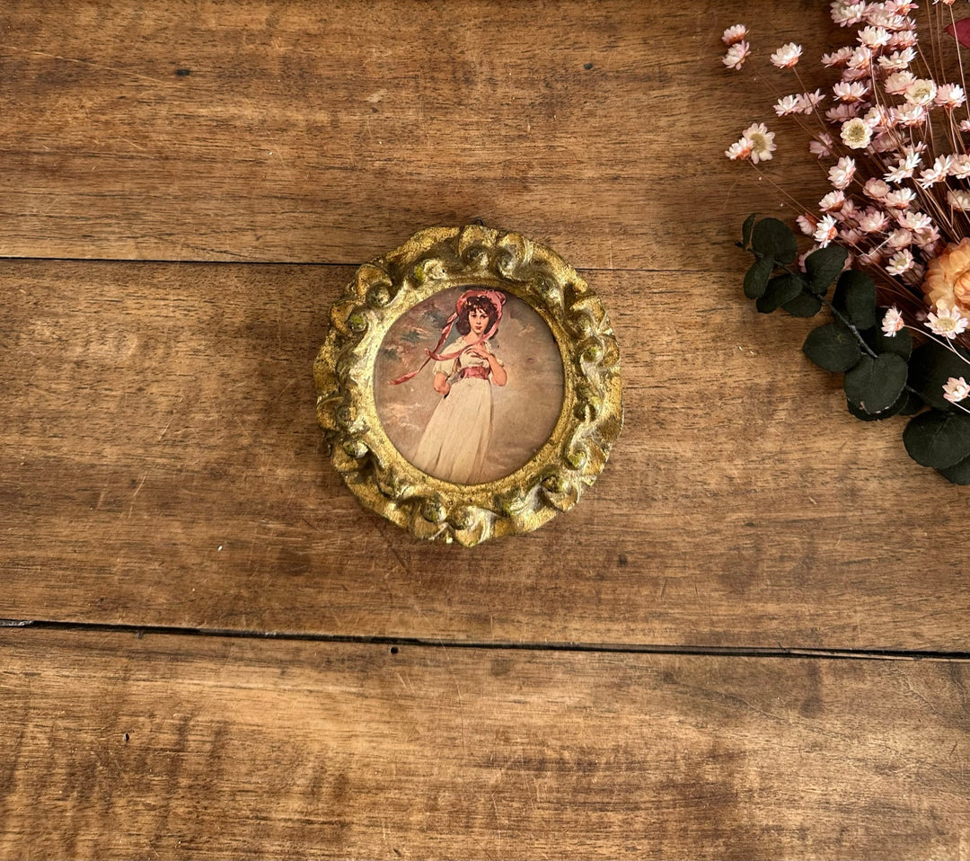 Médaillon en bois doré sculpté rond représentation jeune fille au chapeau