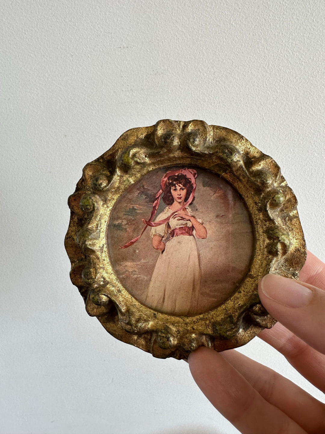 Médaillon en bois doré sculpté rond représentation jeune fille au chapeau