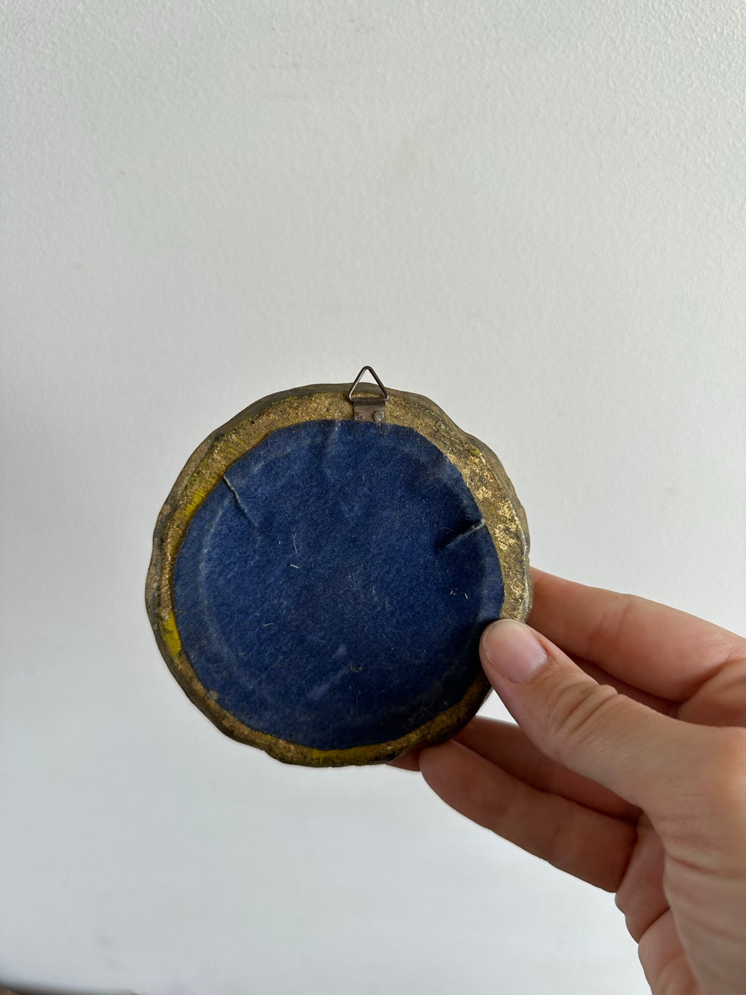 Médaillon en bois doré sculpté rond représentation jeune fille au chapeau