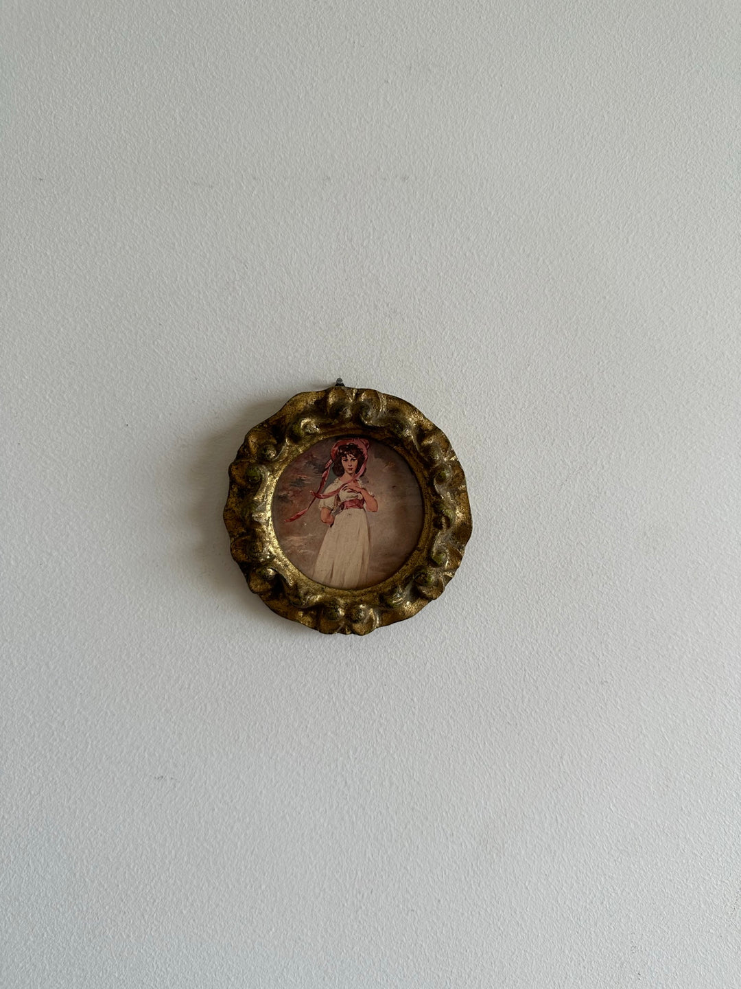 Médaillon en bois doré sculpté rond représentation jeune fille au chapeau