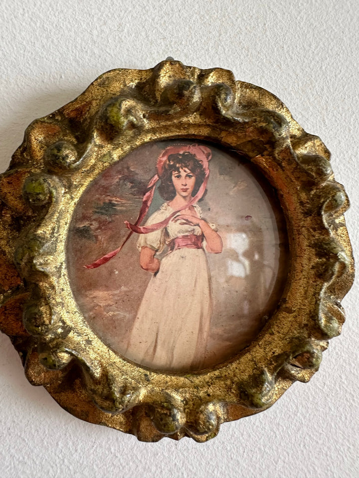 Médaillon en bois doré sculpté rond représentation jeune fille au chapeau