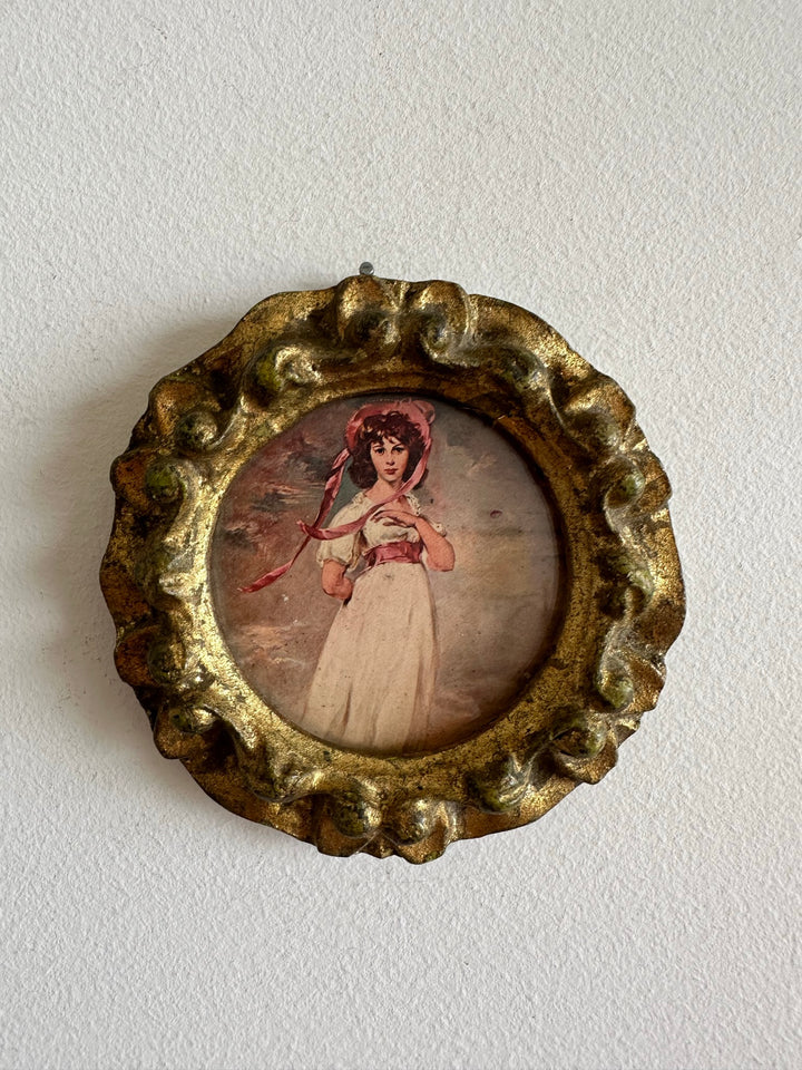 Médaillon en bois doré sculpté rond représentation jeune fille au chapeau