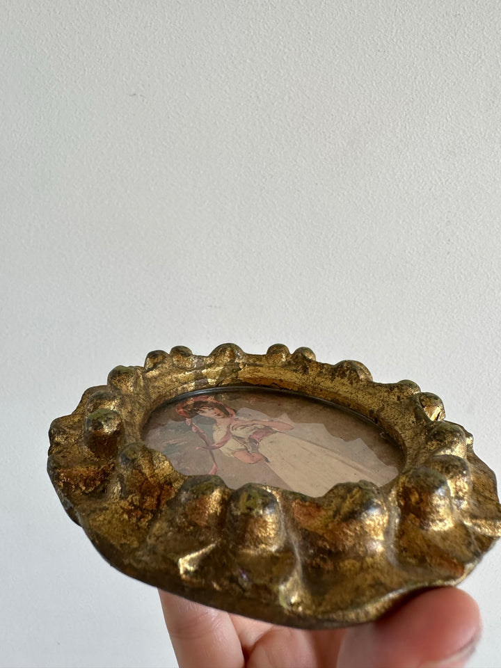 Médaillon en bois doré sculpté rond représentation jeune fille au chapeau