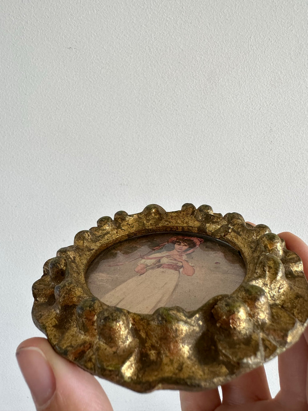 Médaillon en bois doré sculpté rond représentation jeune fille au chapeau