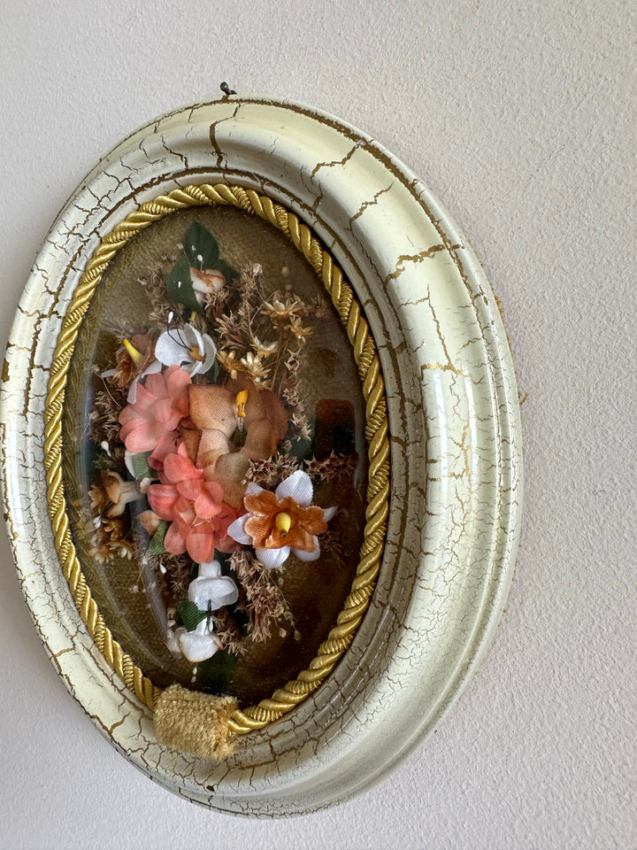 Fleurs séchées en tissu sous verre bombé ovale cadre blanc craquelé