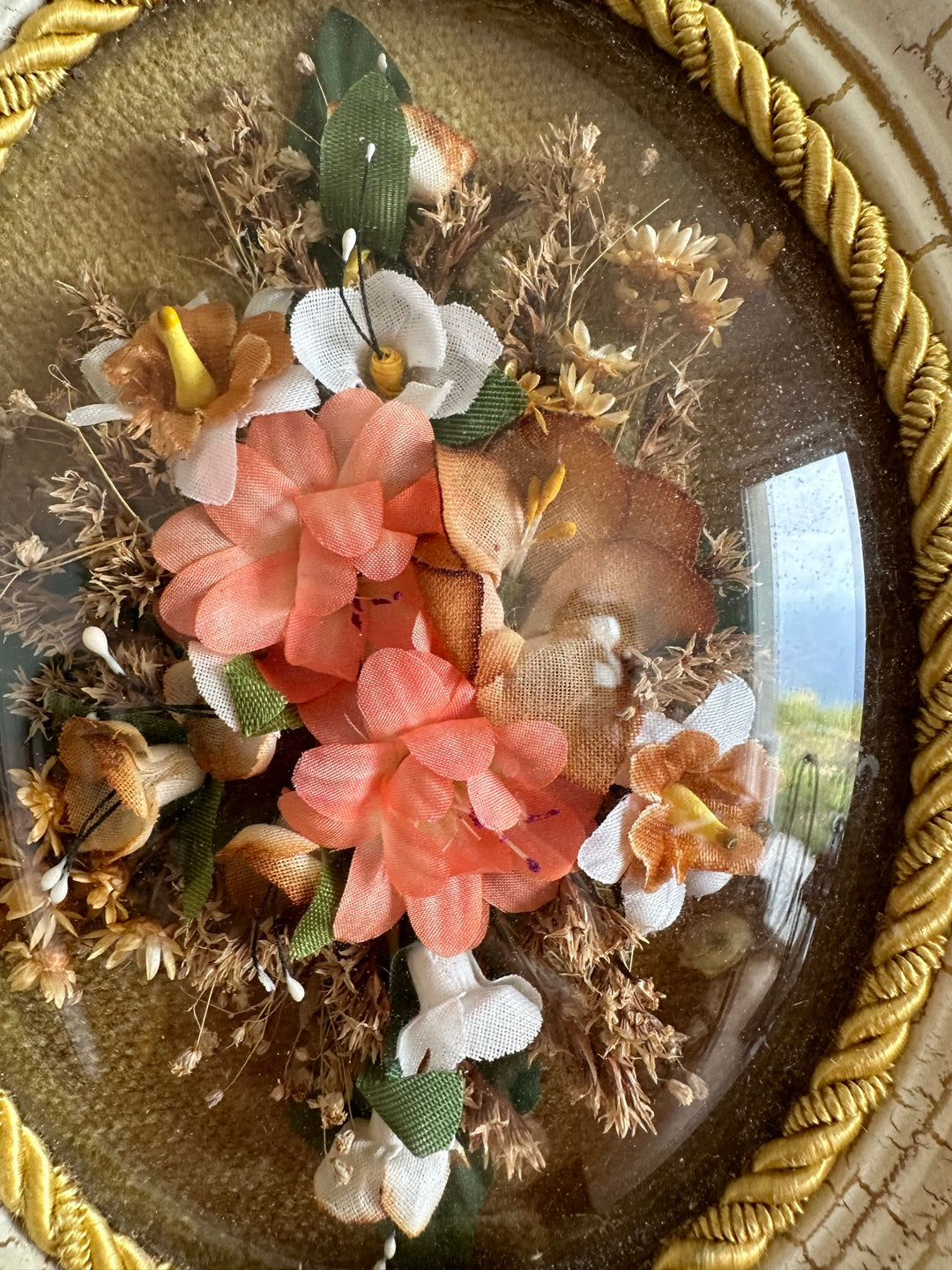 Fleurs séchées en tissu sous verre bombé ovale cadre blanc craquelé
