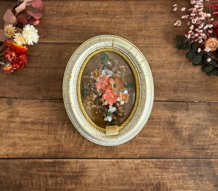 Fleurs séchées en tissu sous verre bombé ovale cadre blanc craquelé