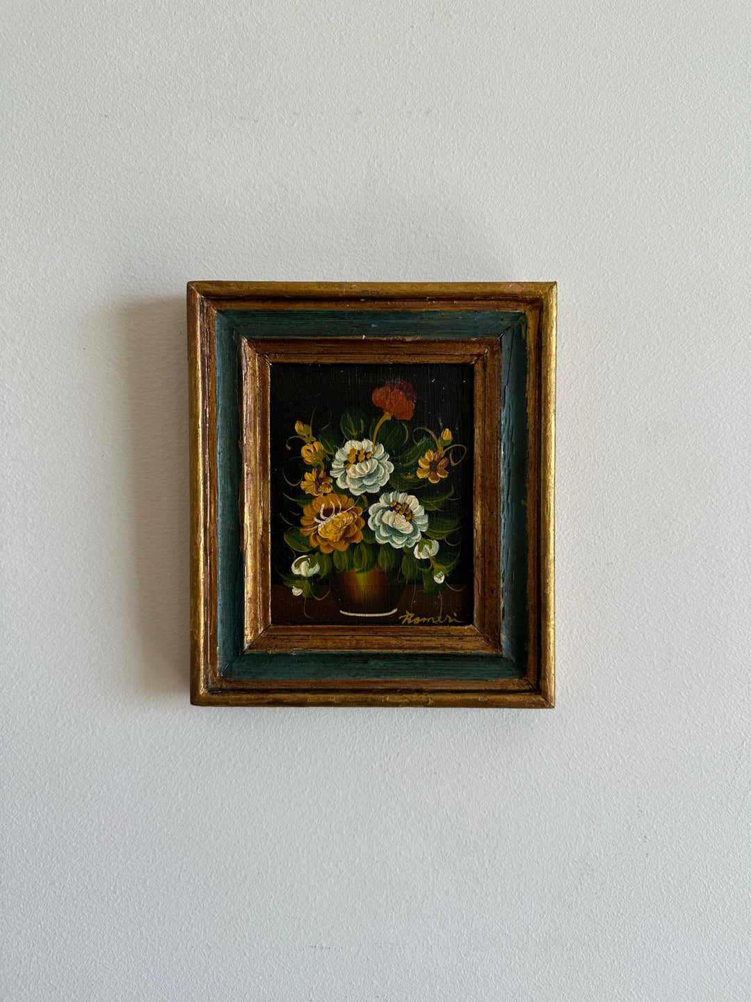 Peinture sur bois bouquet de fleurs signée Romeri dans cadre en bois bleu et or