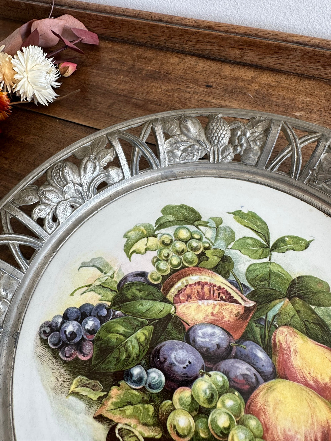 Assiette corbeille à fruits cerclée d'étain nature morte