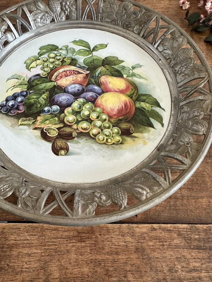 Assiette corbeille à fruits cerclée d'étain nature morte