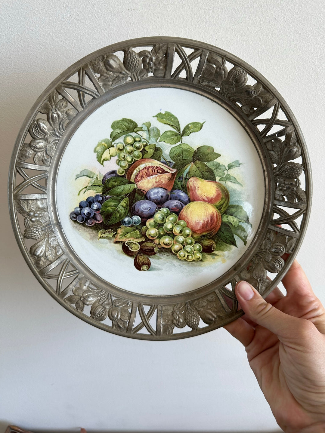 Assiette corbeille à fruits cerclée d'étain nature morte