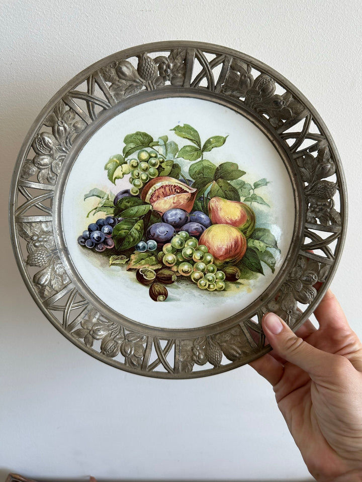 Assiette corbeille à fruits cerclée d'étain nature morte