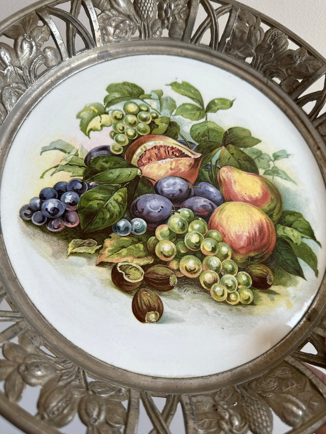 Assiette corbeille à fruits cerclée d'étain nature morte