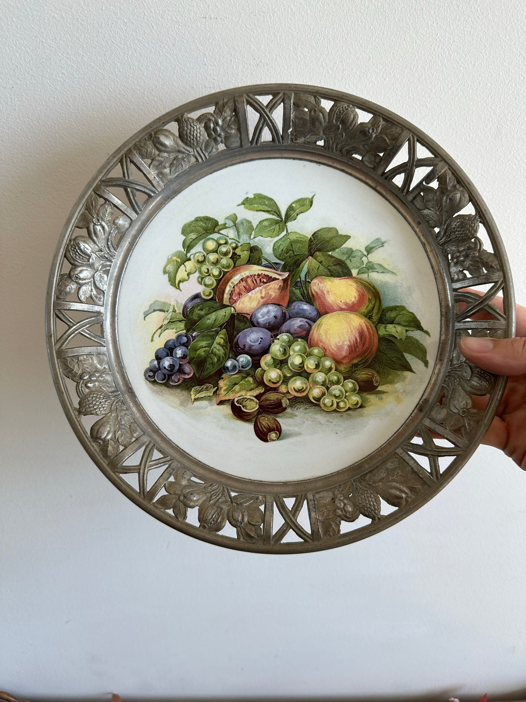 Assiette corbeille à fruits cerclée d'étain nature morte