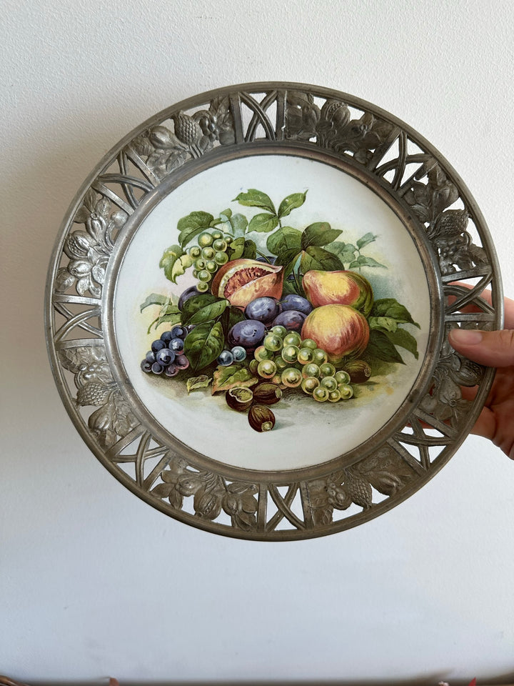Assiette corbeille à fruits cerclée d'étain nature morte