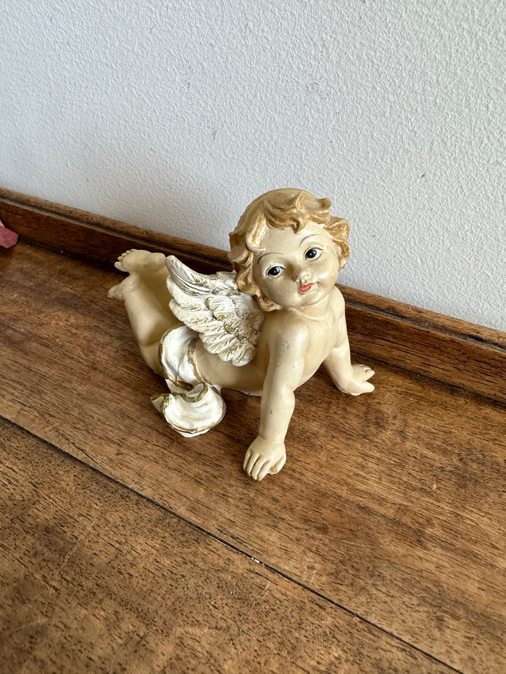 Angelot en plâtre sur le ventre