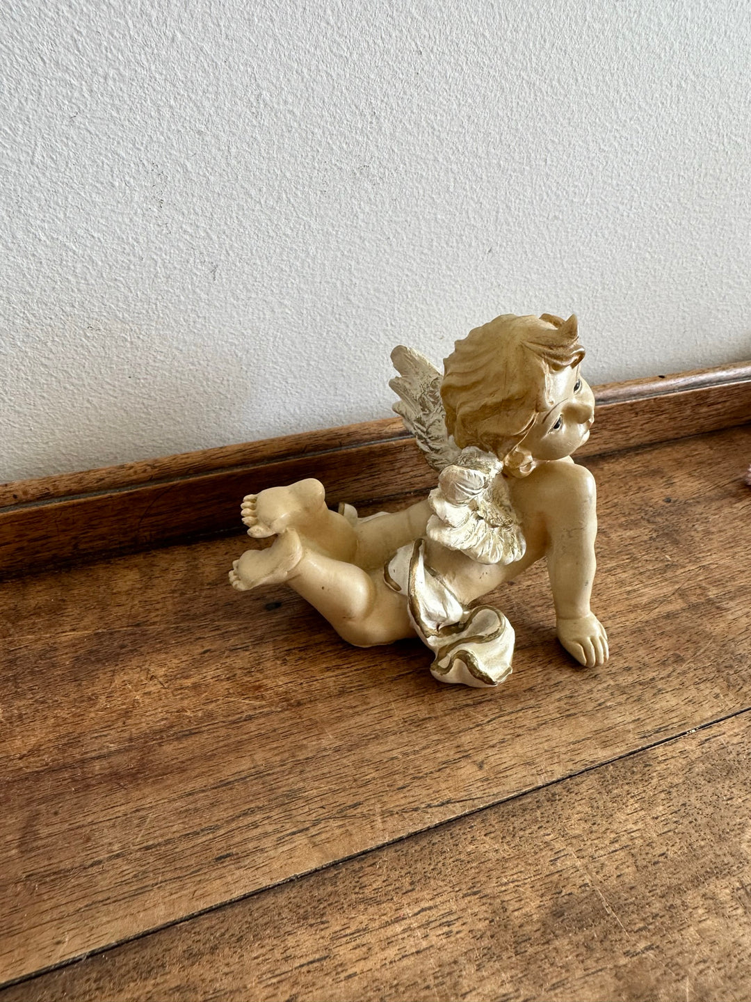 Angelot en plâtre sur le ventre