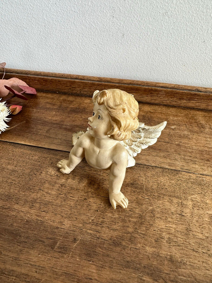 Angelot en plâtre sur le ventre