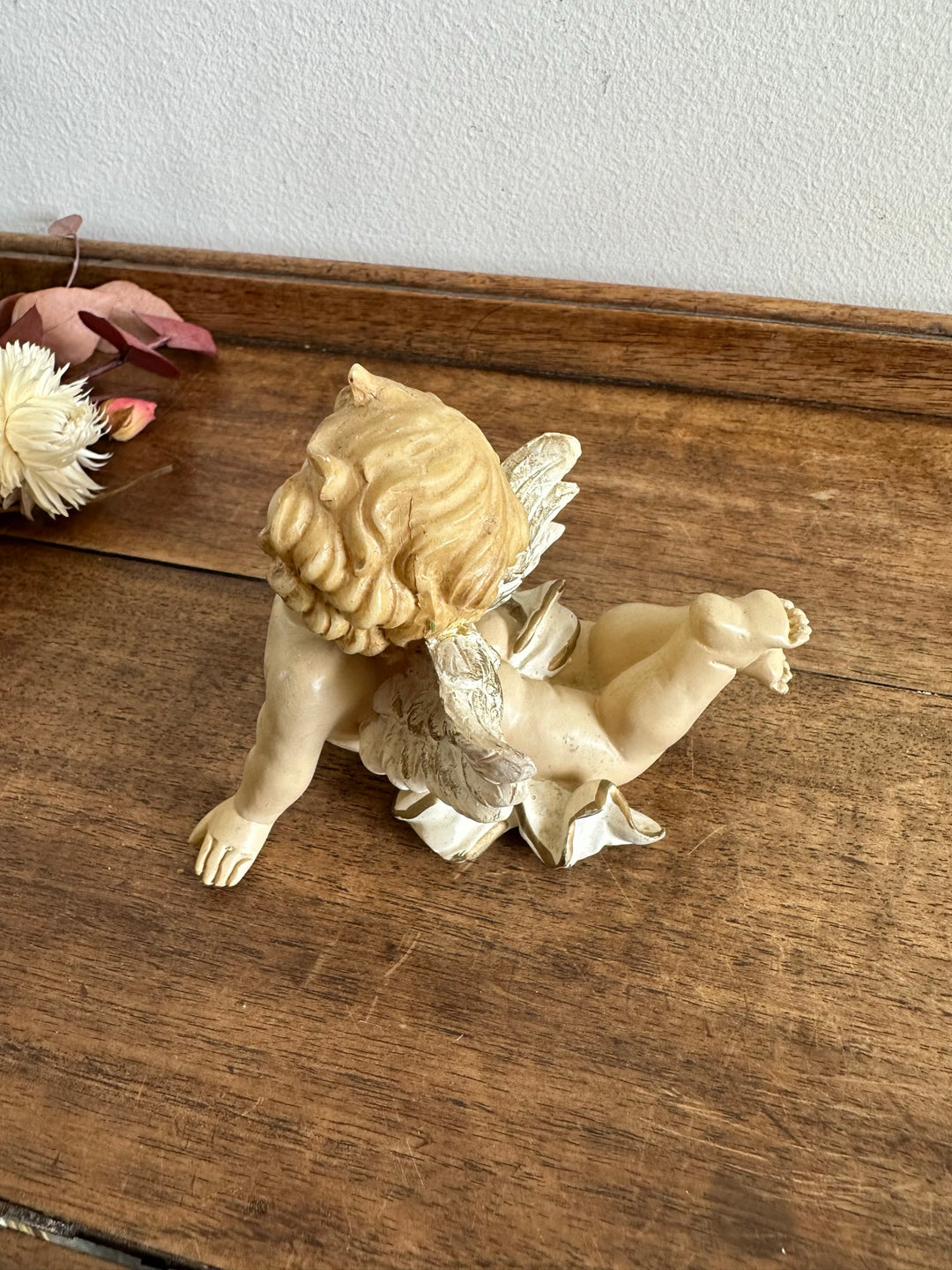 Angelot en plâtre sur le ventre