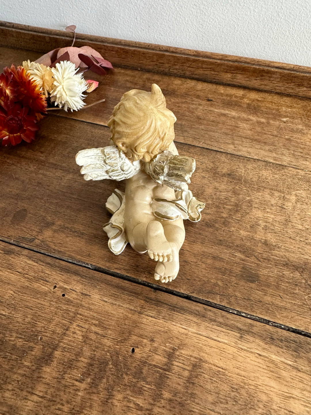 Angelot en plâtre sur le ventre