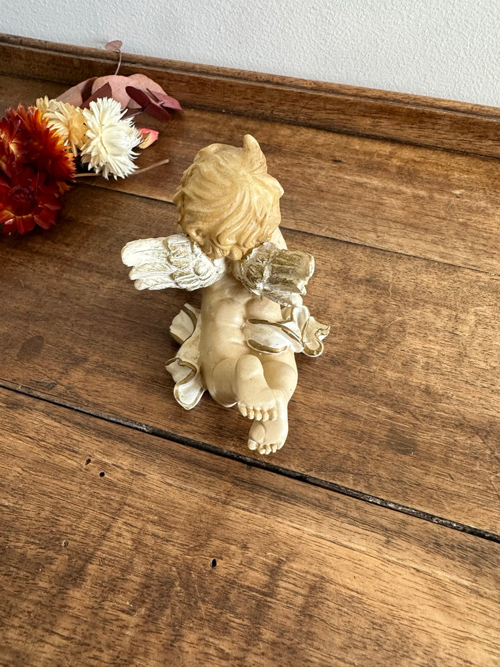 Angelot en plâtre sur le ventre
