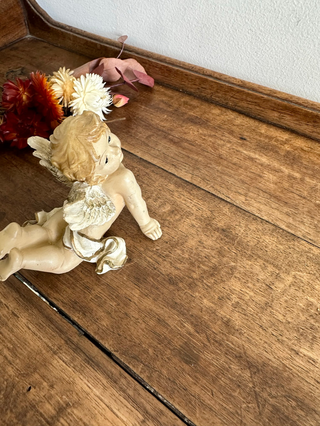 Angelot en plâtre sur le ventre