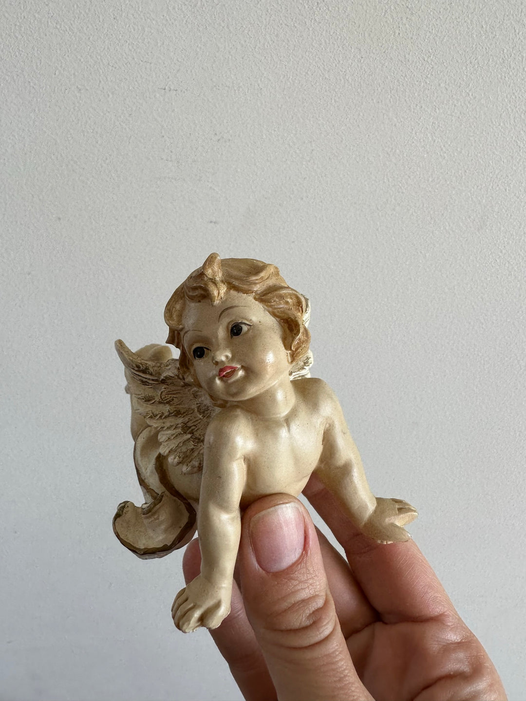 Angelot en plâtre sur le ventre