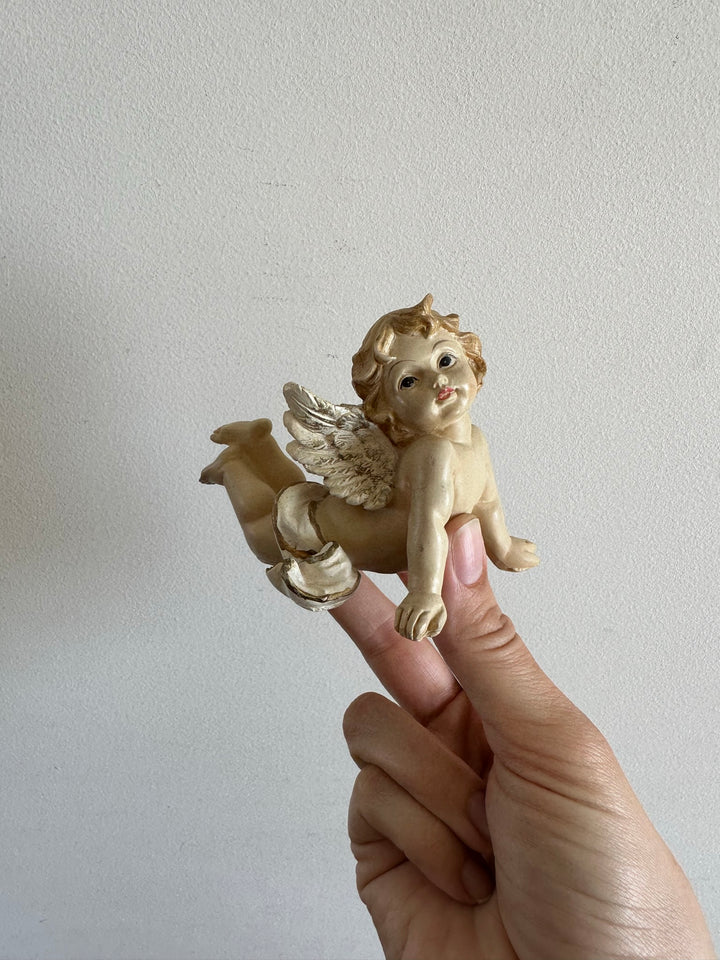 Angelot en plâtre sur le ventre
