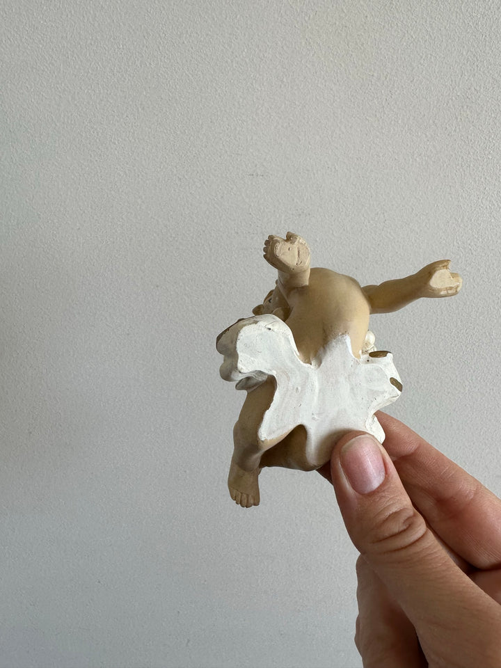 Angelot en plâtre sur le ventre