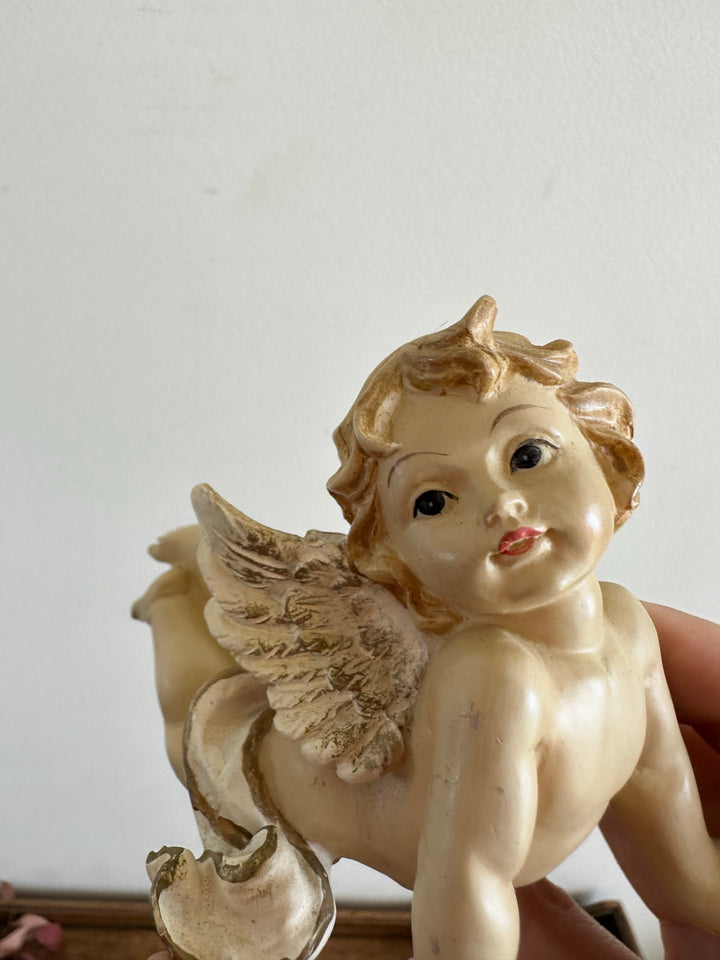 Angelot en plâtre sur le ventre