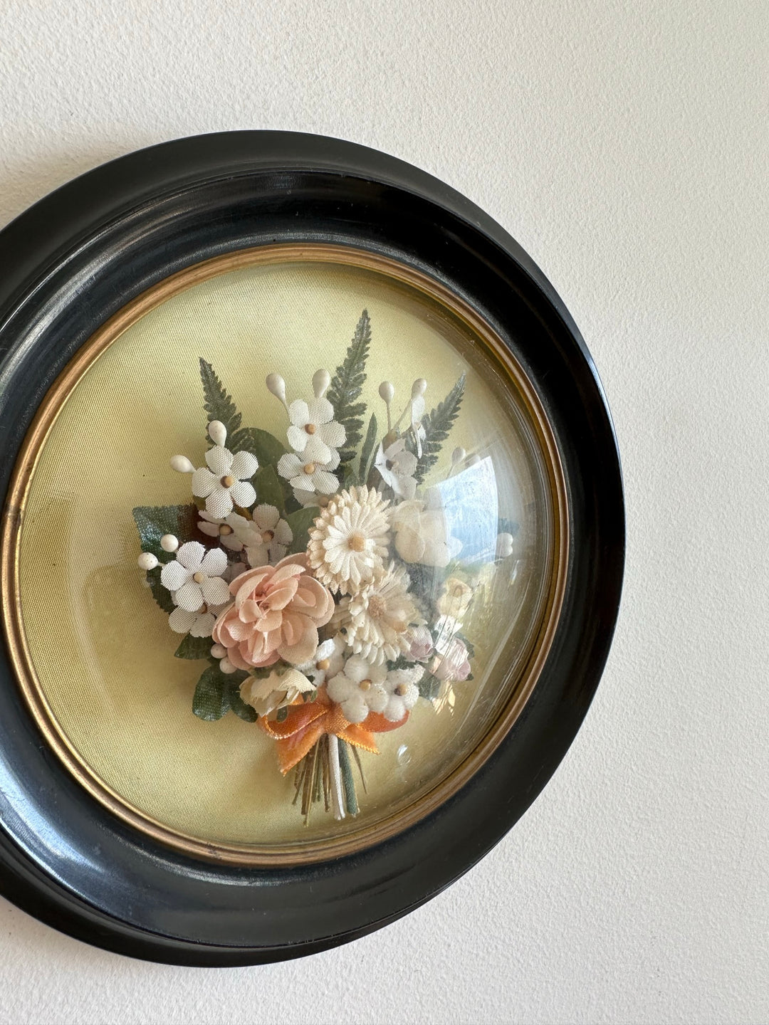 Fleurs séchées en tissu sous verre bombé rond dans cadre en bois noir