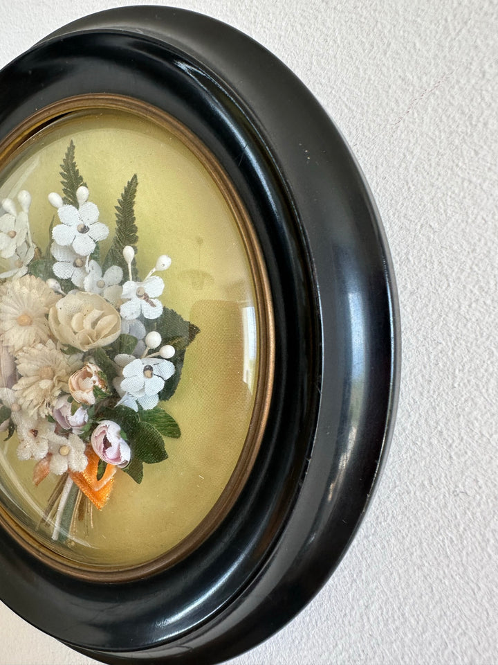Fleurs séchées en tissu sous verre bombé rond dans cadre en bois noir