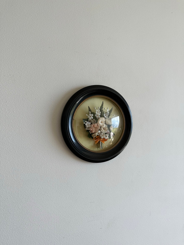 Fleurs séchées en tissu sous verre bombé rond dans cadre en bois noir